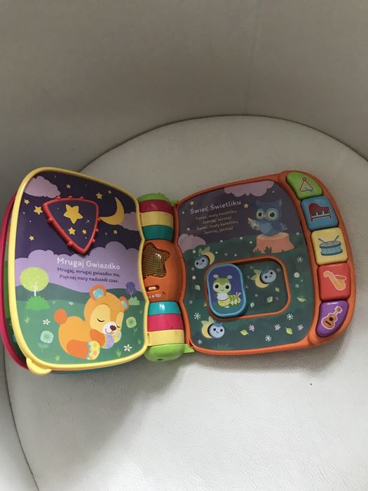 Książeczka Vtych grająca 6-12 M