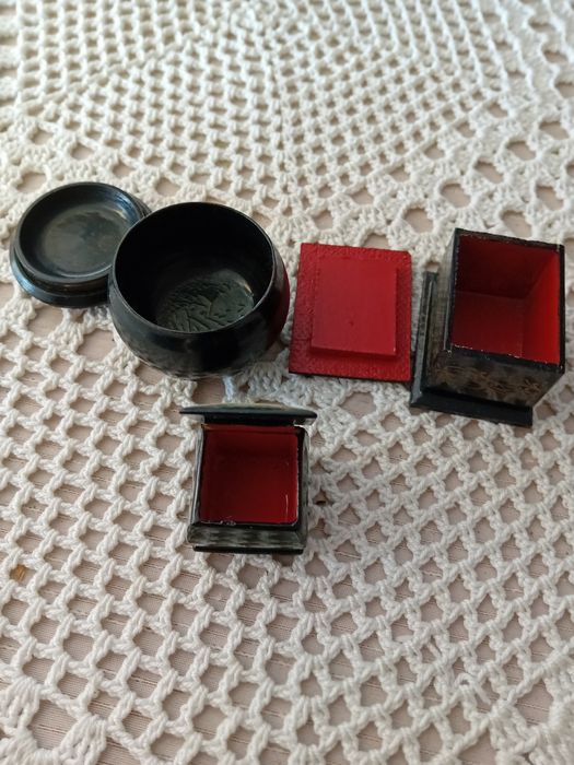 Small rush boxes.425180917442160641
