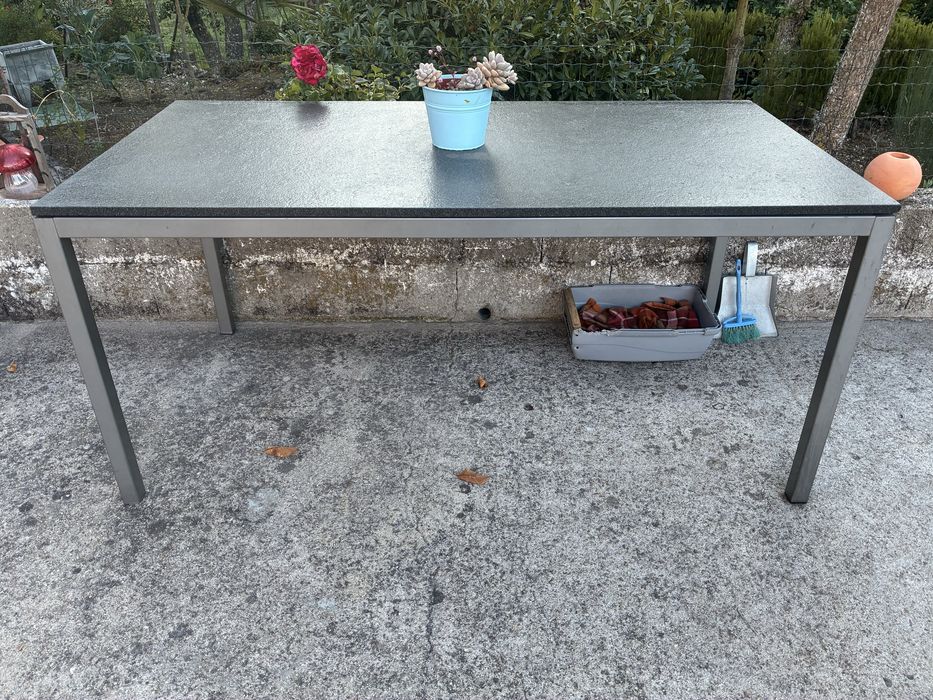 Mesa de jardim como nova