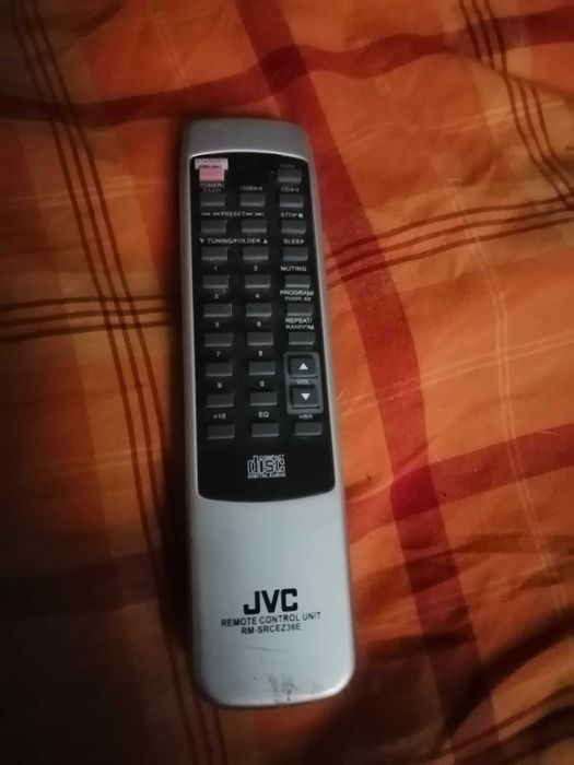 Oryginalny pilot do sprzętu audio firmy JVC; RM-SRCEZ36E