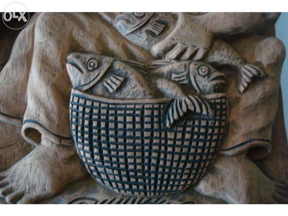 Escultura exclusiva de pescadores em madeira de cedro