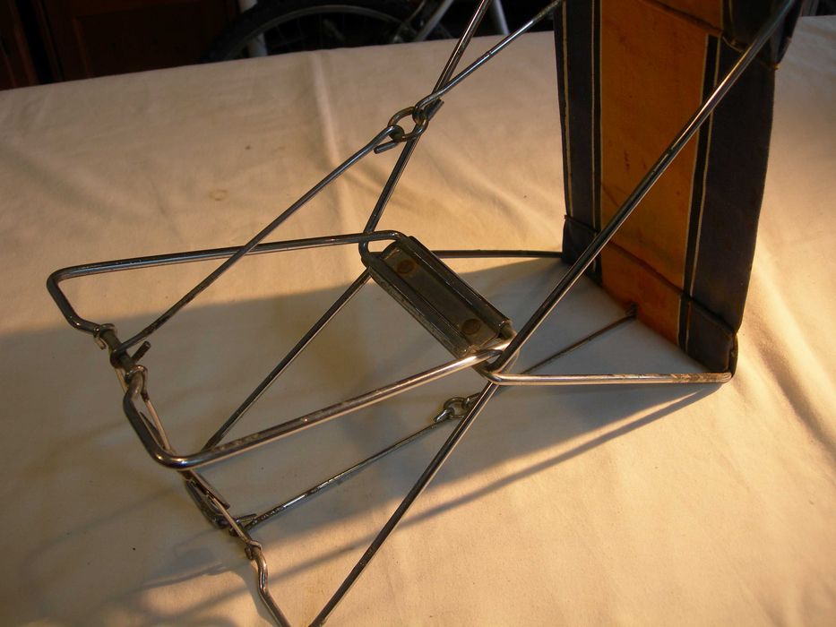 Pequeno banco desmontável.