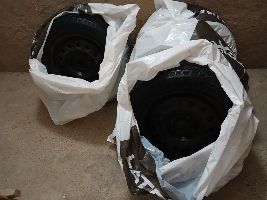 Koła Felgi stalowe 15 z oponami zimowymi Dębica 195/60 r15