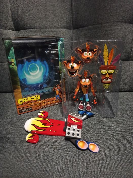 Figurka akcji NECA Crash Bandicoot Deluxe z Aku Aku + Jetboard