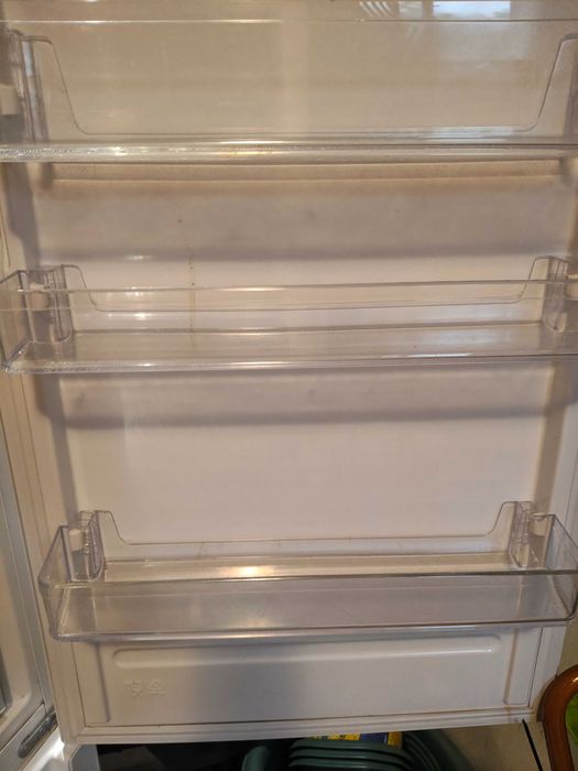 Prateleiras gavetas do Indesit combinado