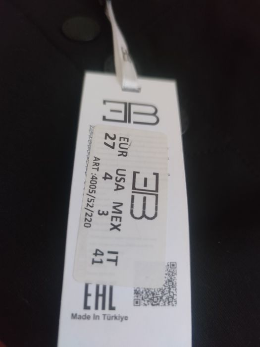 Світлі та чорні брюки.