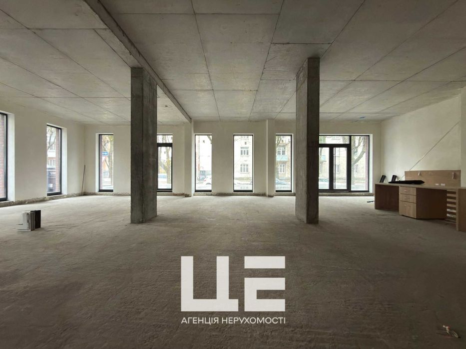 Продаж комерційного приміщення. 204кв.м. Фасад. вул. Окружна 43.