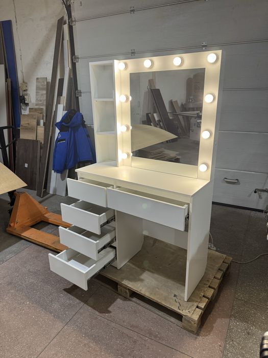 Туалетний столик з підсвіткою косметичний стіл дзеркало для макіяжу