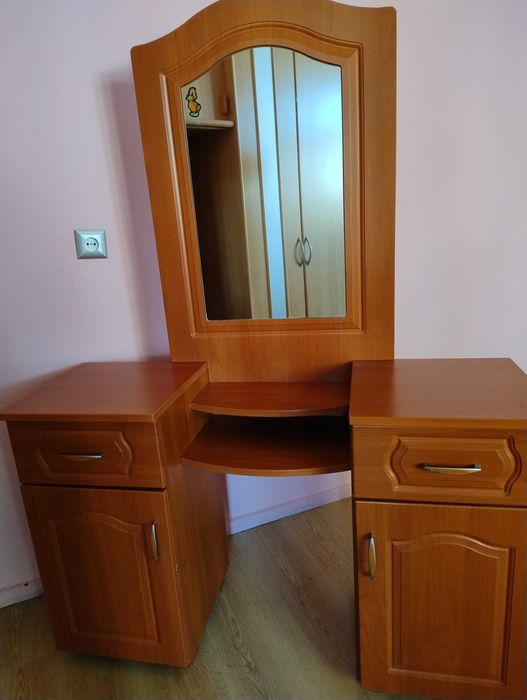 Toaletka . Lustro i 2 szafki