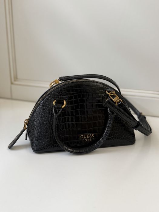 Лаковая сумочка Guess