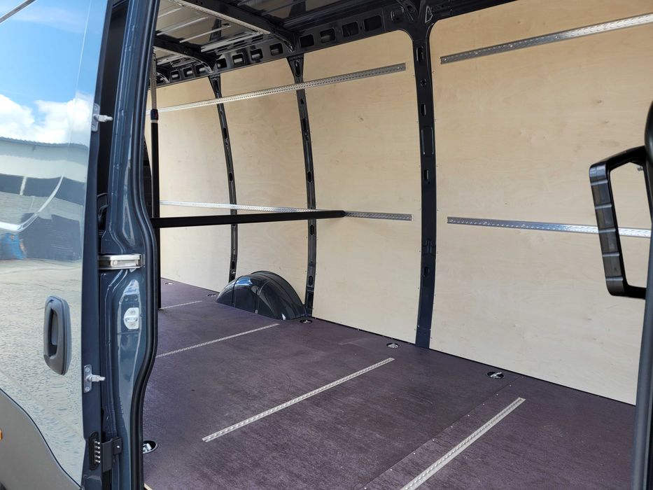 Zabudowa busa Iveco Daily 16m3 podłoga, boki, szyny airline