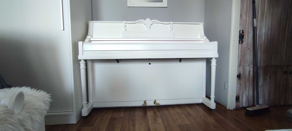 Pianino białe firmy Hoffman