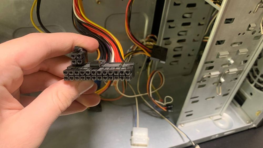 Старий комп'ютерний корпус (флоппі, дисковод) з блоком живлення 400в