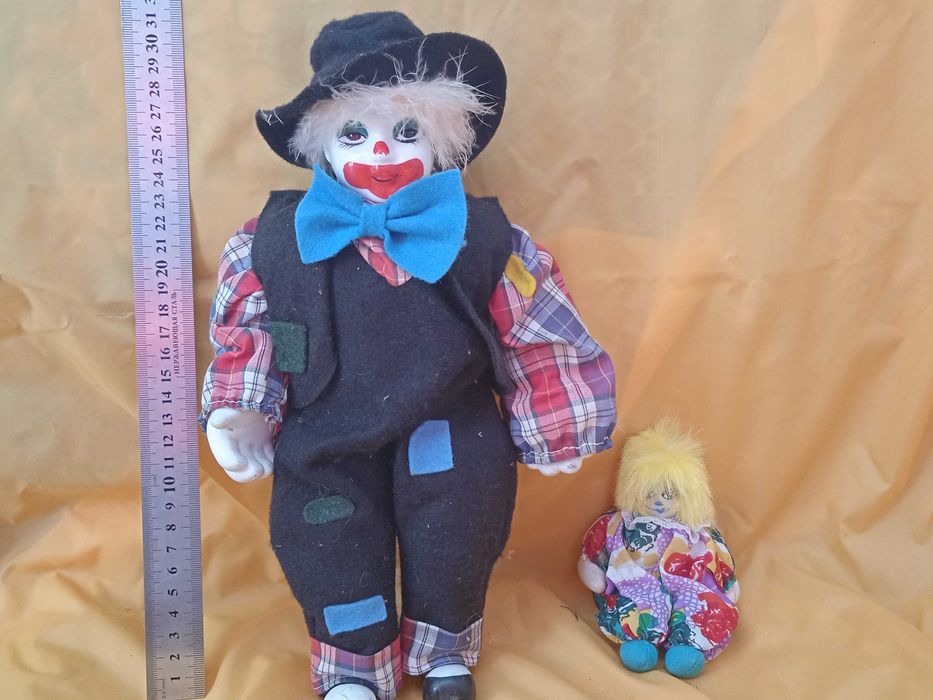 Клоун в капелюші