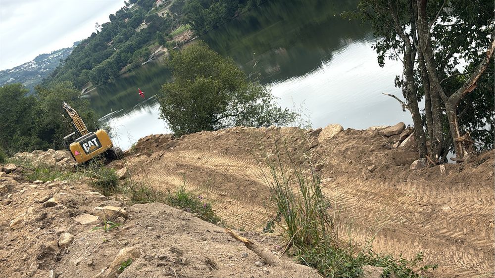 Ofereço / Dou pedra granito amarelo