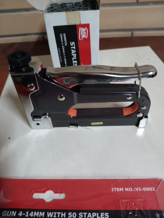 Stapler with Staples427935748683223041
