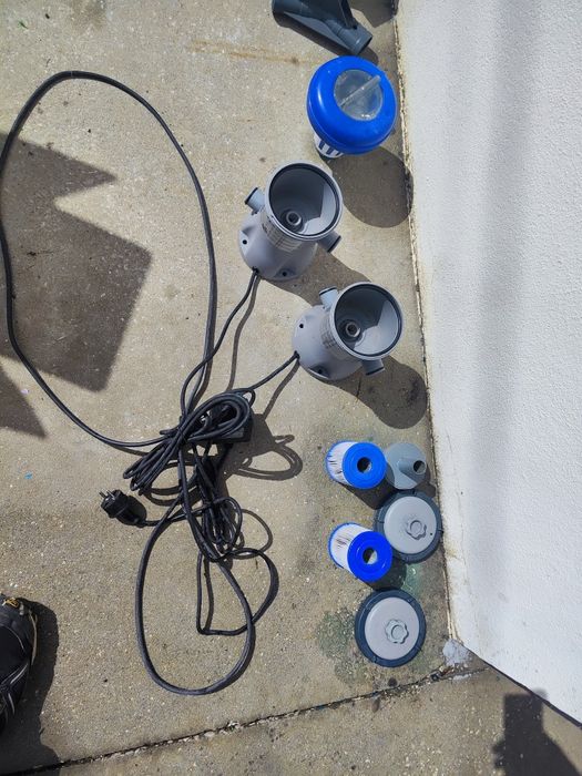 Piscina  redonda com 2 bombas e cobertura