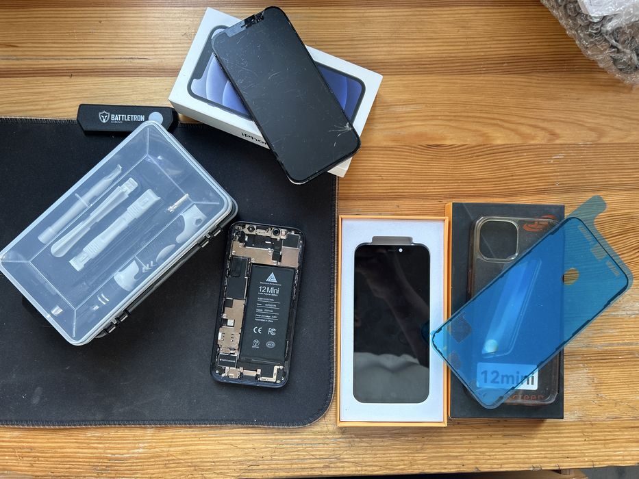 Iphone 12 mini z wyjetym ekranem