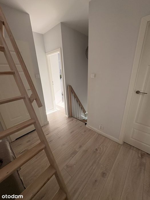 Dwupoziomowe mieszkanie z trzecim poziomem,dużym balkonem oraz piwnicą