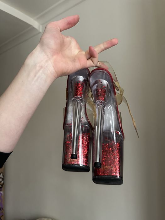 Стріпи pleaser червоні з блискітками, є оригінальне пакування