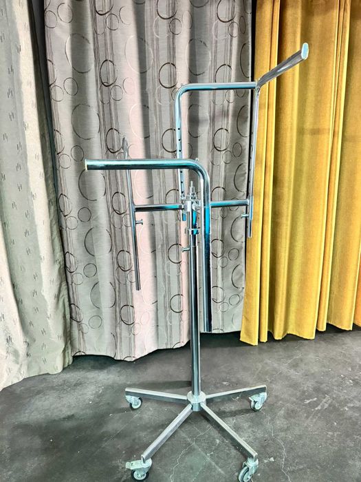 Expositor Roupa com rodas, altura ajustável