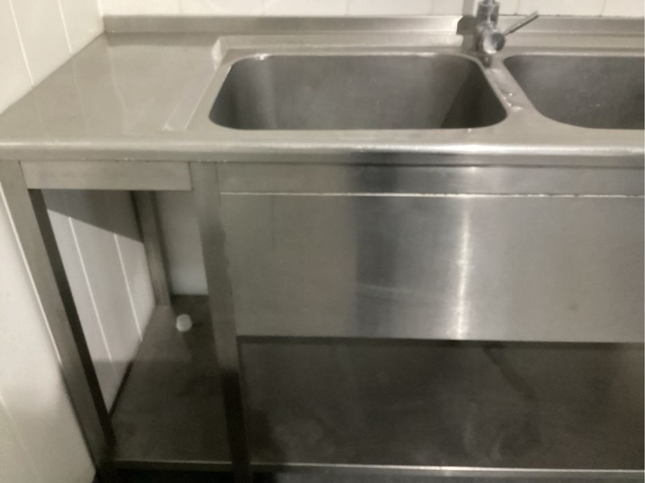 Bancada de inox com gavetas e lava loica com 2 cubas