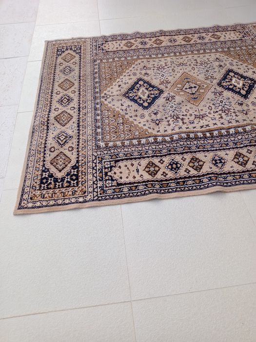 Vendo carpete em  tons  de  bege   e  castanho em muito bom estado