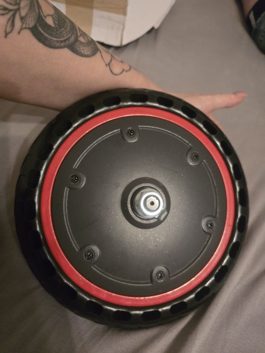 Przedstawiony przedmiot to silnik w piaście koła do hulajnogi elektryc