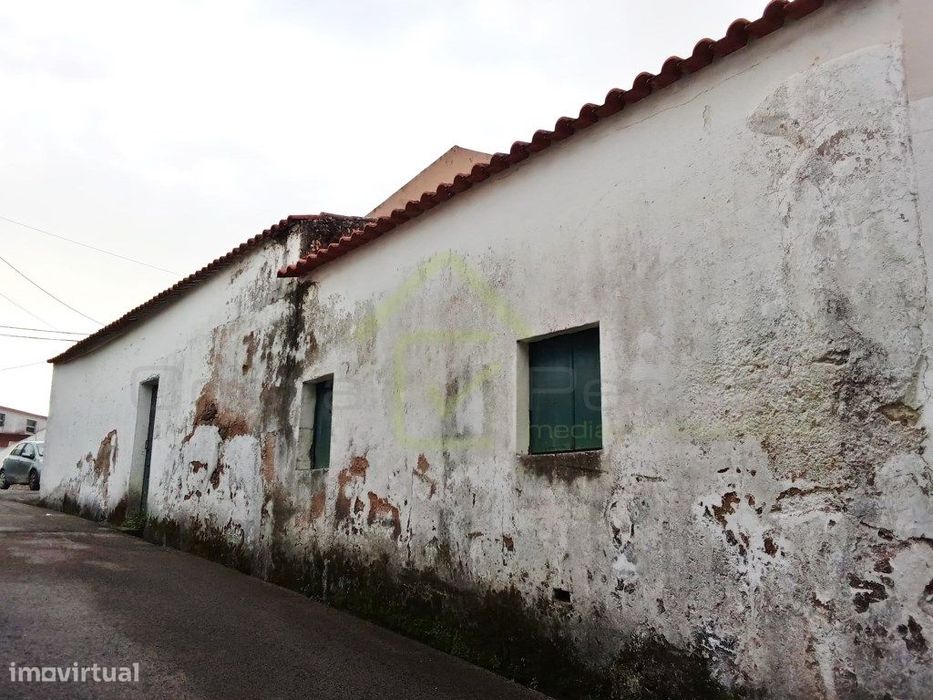 Adega com projecto aprovado para Edifício Bifamiliar