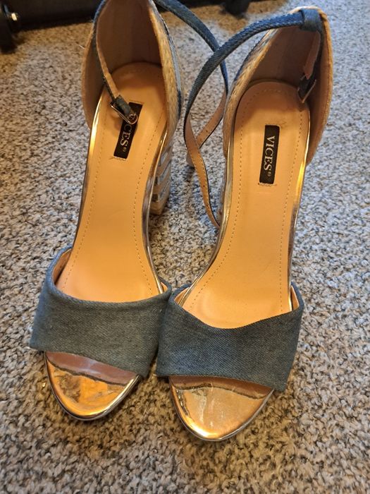 Eleganckie buty na słupku