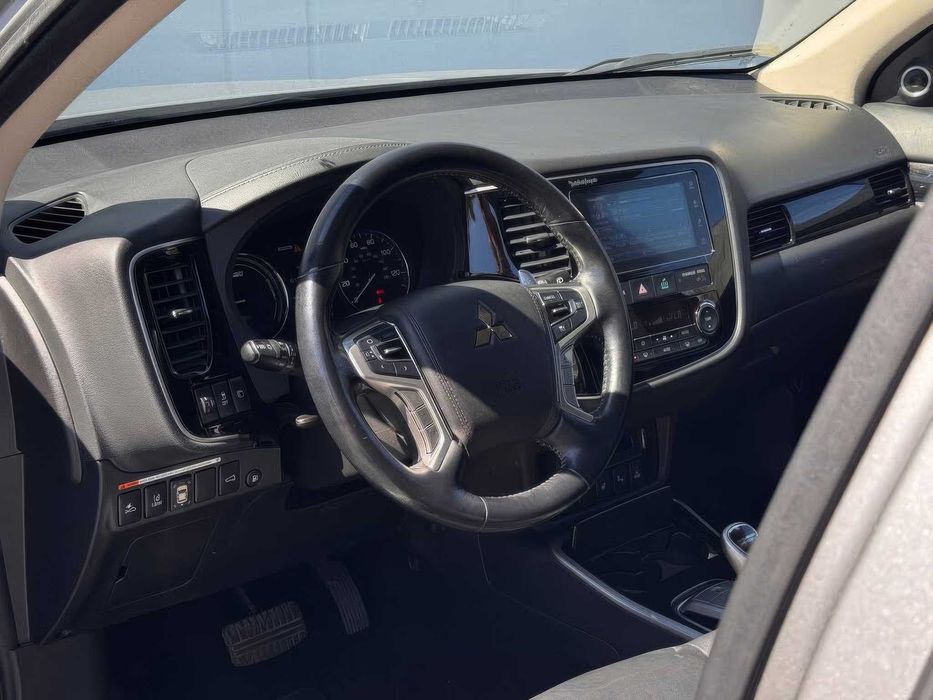 Mitsubishi Outlander Phev      2018