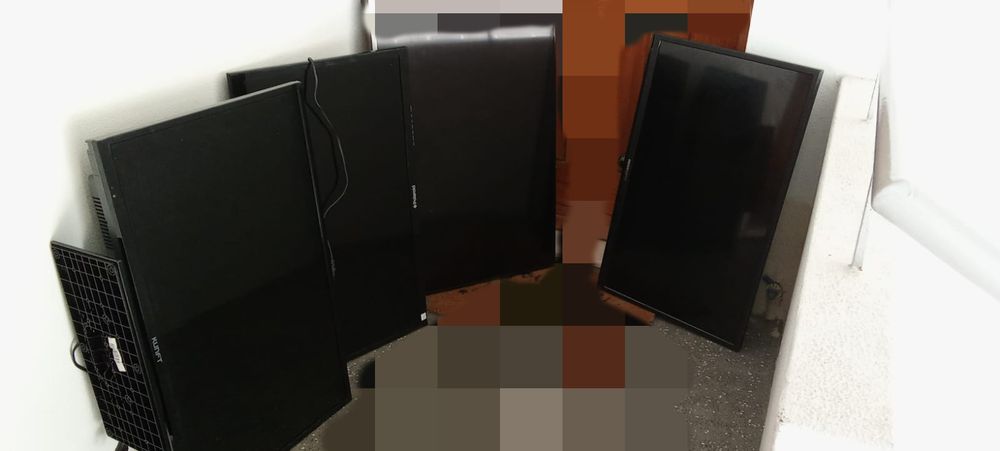 4 Tv para peças. Samsung e HANNSPREE 42cm para peças.