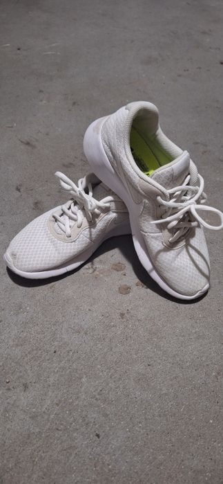 Buty nike tanjun biale 38,5 24,5cm do biegania na rower