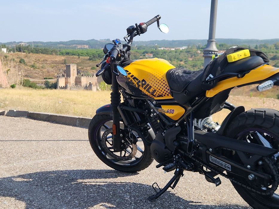 Royal Enfield Guerrilla 450 – Edição Yellow Ribbon (Como Nova!)