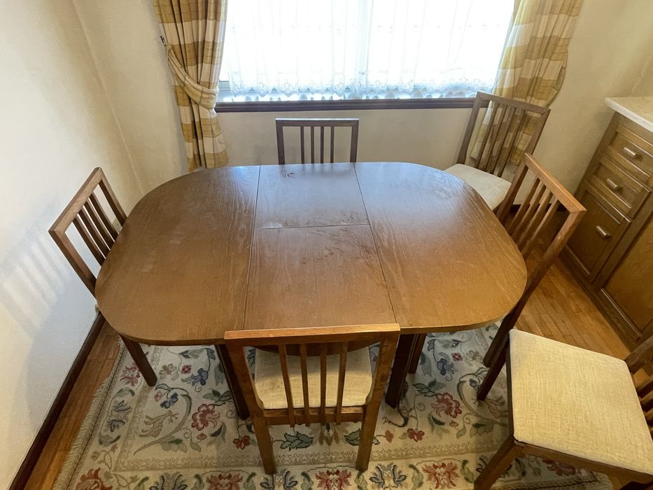 Mesa de jantar extensivel em madeira e 6 cadeiras com estofo