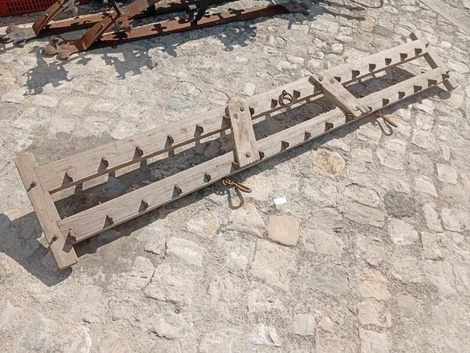Cabide de parede feito com grade de dentes