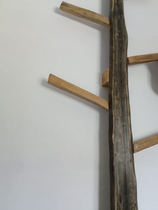 Cabide modelo único madeira maciça, castanho e pinho