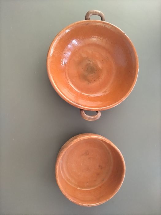 Tigelas antigas rústicas em barro vermelho