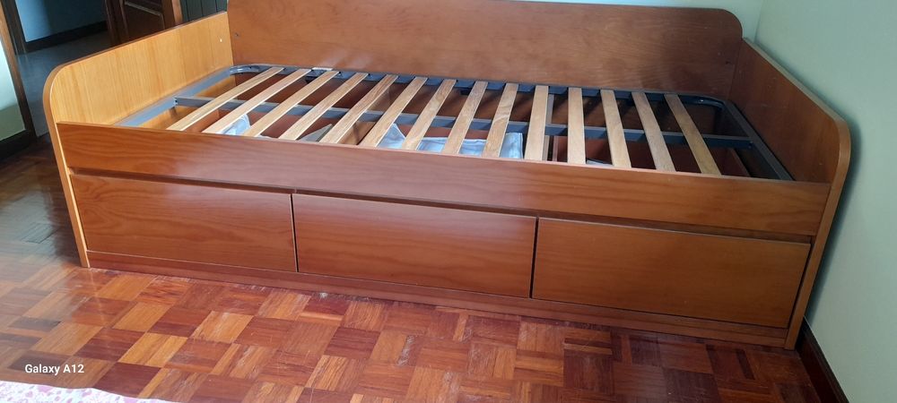 Cama solteiro com gavetas.
