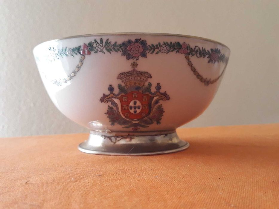 Poncheira em porcelana com brasão Português Base aro em prata 925