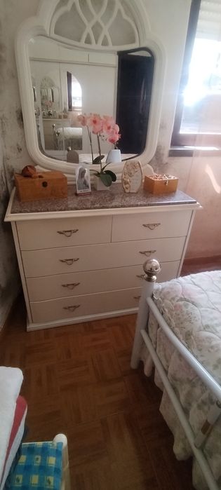 Cama de casal, mesa de cabeceiras e cómoda