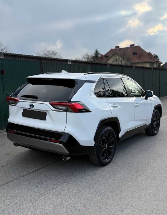 Продам автомобіль Toyota RAV4 2023 року