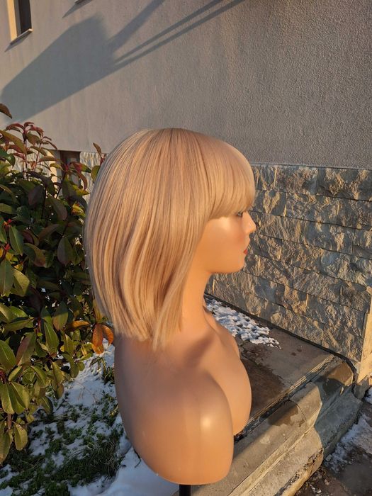 Krótka peruka bob blond z grzywką