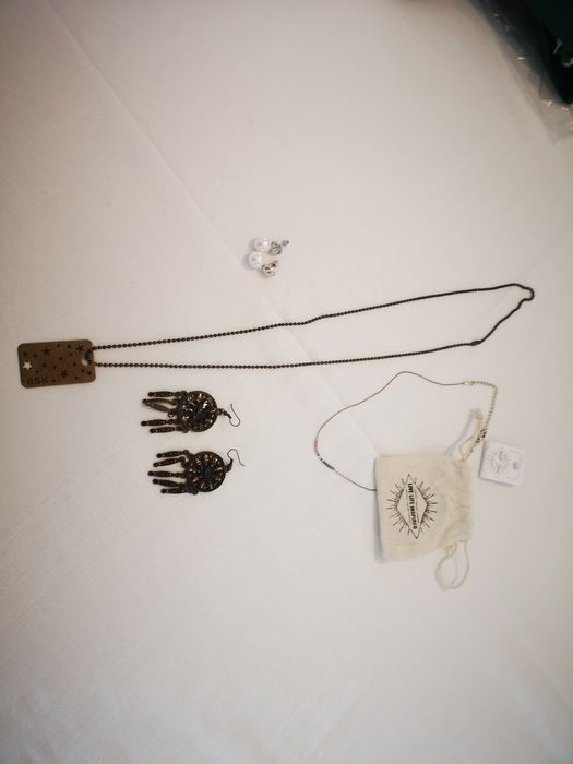 Vendo bijuteria variada brincos colares