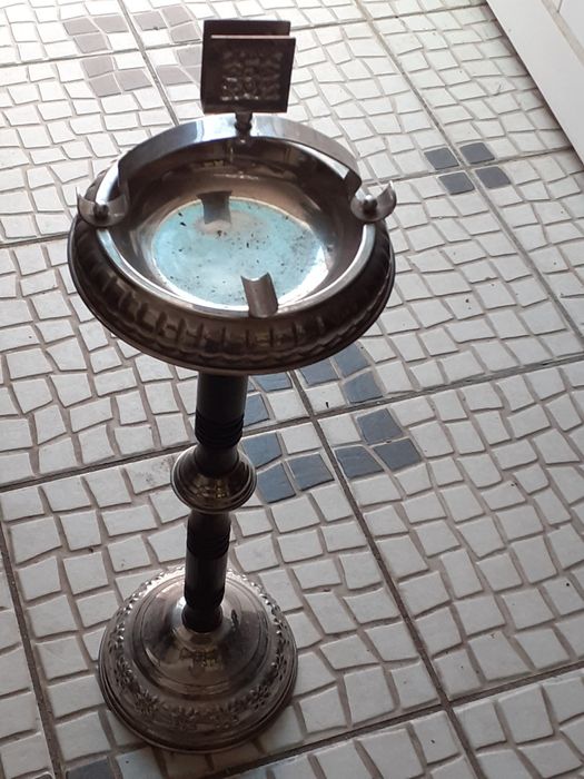 Cinzeiro de pé alto em inox