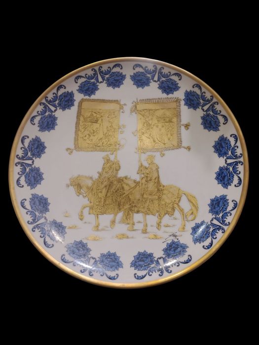 Prato grande e antigo de fabrico Alemão anos 70/80 pintado com ouro