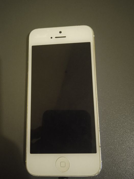 iPhone 5 в ідеальному стані за 400 грн торг