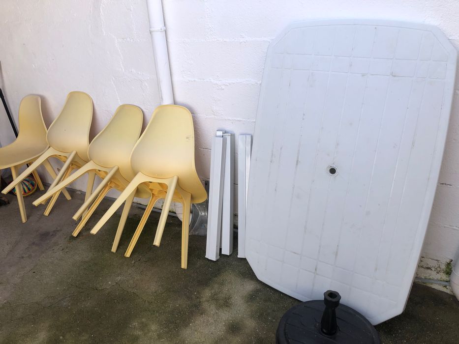 Mesa para exterior com 4 cadeiras e suporte para guarda sol