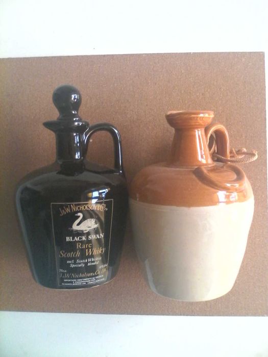 Garrafas de whiskey em cerâmica