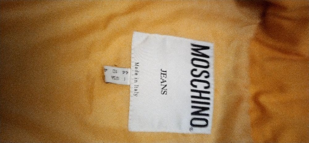 Жёлтая куртка москино moschino